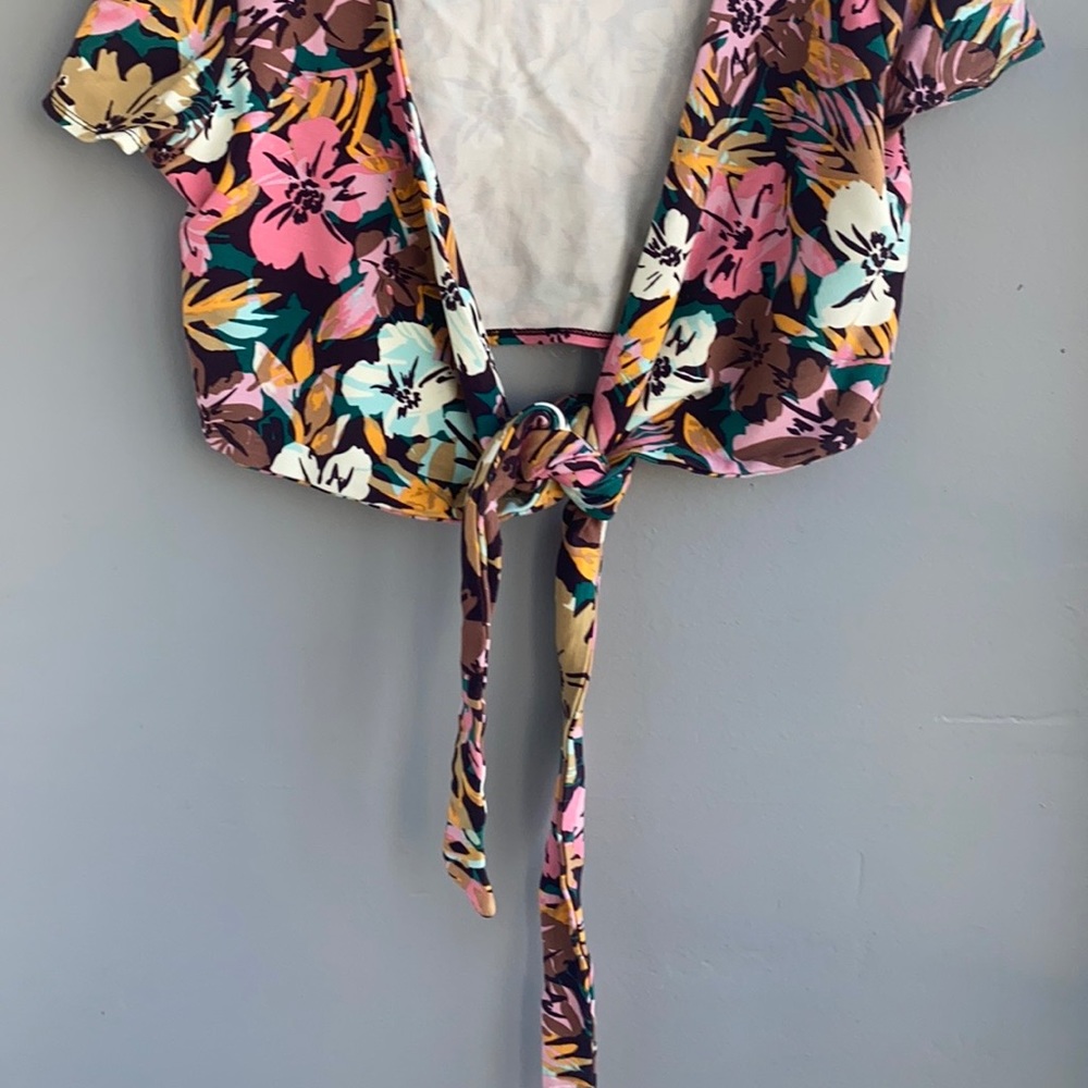 Low v wrap in front crop top - Picture 2 of 3